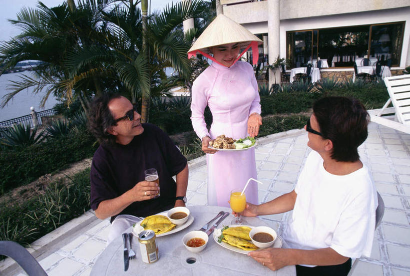 果汁,中年人,三个人,家庭,夫妻,服务员,餐厅,站,坐,笑,微笑,露齿笑,横图,室外,白天,正面,民族服装,爱情,植物,餐桌,桌子,棕榈树,柑橘,杯子,餐具,帽子,叶子,握,服装,草帽,叉子,刀叉,刀子,碟子,墨镜,盘,眼镜,塑料,陶瓷,橙汁,绿叶,陶瓷制品,饮品,浪漫,拿,拿着,扭头,休闲装,玻璃制品,树,树木,饮料,衣服,蓝色,绿色,蓝天,天空,自然,盘子,容器,水杯,塑料制品,太阳镜,太阳眼镜,吸管,碟,碗,天,站着,转头,休闲,温暖,温馨,一家人,休闲服,嫩叶,遮阳镜,恩爱,握着,恋人,服饰,活泼,生长,晴朗,成长,餐台,储藏,和睦,空心,储存,可口,餐刀,棕榈叶,餐叉,万里无云,饮管,适口,男人,男性,女人,女性,中年男性,中年女性,夫妇,情侣,服务生,侍者,叶,叶片,玻璃杯,进餐用具,晴空,晴空万里,橘子,桔子,橙子,橙,站立,坐着,半身,彩图,传统服装,民俗服,餐馆,饭店,饭馆,奥黛,伴侣,融洽,贮存,圆柱状