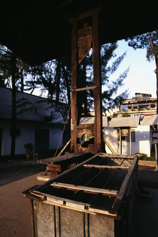 无人,竖图,室外,白天,正面,旅游,度假,名胜古迹,植物,标志建筑,地标,建筑,越南,亚洲,阴影,遗迹,光线,影子,刀具,古迹,文物,娱乐,建设,古建筑,架子,树,树木,蓝色,绿色,蓝天,天空,阳光,自然,刀,天,享受,休闲,旅游胜地,放松,东南亚,生长,晴朗,成长,古文明,万里无云,刑具,越南社会主义共和国,胡志明市,胡志明,断头台,晴空,晴空万里,彩图