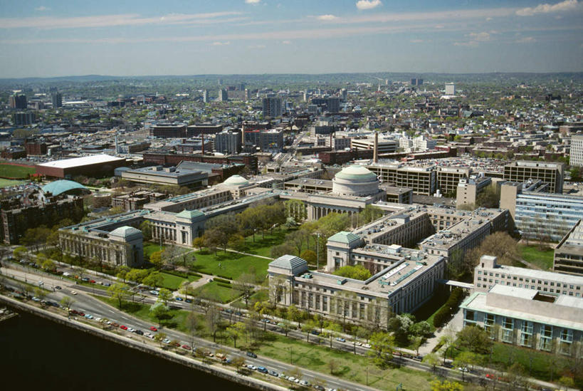 无人,学校,教学楼,横图,俯视,航拍,室外,白天,度假,草地,草坪,美景,植物,窗户,城市风光,城市,美国,一排,许多,阴影,整齐,光线,影子,地平线,景观,辽阔,地面,娱乐,校园,玻璃窗,草,树,树木,排列,绿色,阳光,自然,享受,休闲,教室,广阔,景色,放松,生长,成长,一望无际,北美,北美洲,鸟瞰,队列,延伸,美洲,波士顿,马萨诸塞州,麻州,麻省,首府,马萨诸塞,麻塞诸塞,老殖民地,海湾之州,麻省理工学院,天地相交,美国雅典,豆豆城,宇宙的中心,山上的城,超验城,北亚美利加洲,亚美利加洲,无边无际,一马平川,剑桥市,彩图,高角度拍摄,教学大楼,麻省理工