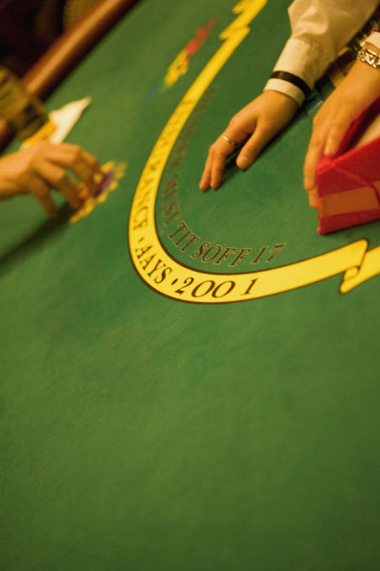 西方人,手,两个人,竖图,俯视,室内,白天,度假,游戏,赌博,贪欲,竞争,美景,城市风光,城市,扑克牌,纸牌,玩具,扑克,欧洲,美国,欧洲人,握,景观,拿,玩,拿着,娱乐,刺激,享受,休闲,手部,景色,放松,握着,筹码,赌场,活动,计数,北美,北美洲,发泄,消遣,智力,赌具,美洲,博彩,积累,累积,内华达州,21点,黑杰克,拉斯维加斯,投机,侥幸,欲望,北亚美利加洲,亚美利加洲,宣泄,筹马,内华达,北美艾灌木丛州,产银之州,银山州,银之州,赌城,拉斯韦加斯,记数,男人,男性,女人,女性,中年男性,中年女性,白种人,玩耍,嬉戏,半身,彩图,高角度拍摄,二十一点,胜负,输赢,娱乐场