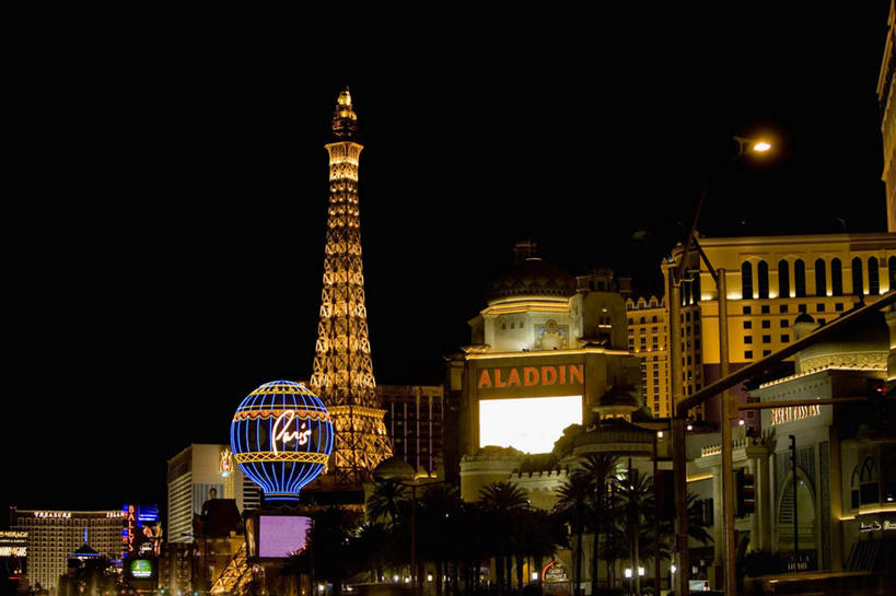 无人,家,高楼大厦,横图,彩色,室外,夜晚,仰视,度假,美景,植物,城市风光,标志建筑,城市,大厦,地标,建筑,路灯,摩天大楼,霓虹灯,夜景,美国,阴影,光线,影子,房屋,屋子,景观,公寓,灯光,七彩,娱乐,光源,建设,洋房,楼房,霓虹,住宅,灯,树,树木,绿色,自然,享受,休闲,景色,放松,生长,成长,北美,北美洲,照明设备,美洲,内华达州,拉斯维加斯,氖灯,北亚美利加洲,亚美利加洲,内华达,北美艾灌木丛州,产银之州,银山州,银之州,赌城,拉斯韦加斯,巴黎大酒店,彩图,低角度拍摄,房子,大楼,高层建筑,高楼,摩天楼