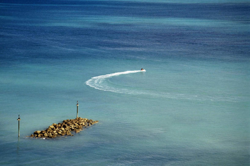 西方人,两个人,坐,横图,俯视,室外,白天,旅游,度假,海浪,海洋,美景,船,欧洲,巴哈马,欧洲人,一艘,波纹,飞溅,服装,溅,液体,景观,浪花,水滴,首都,娱乐,水珠,衣服,水纹,自然,海水,船尾波,交通工具,波浪,享受,休闲,景色,放松,服饰,北美,北美洲,衣着,穿着,喷洒,自然风光,载具,美洲,海景,摩托艇,北亚美利加洲,亚美利加洲,衣饰,巴哈马联邦,男人,男性,中年男性,白种人,大海,风浪,海,海水的波动,近岸浪,涌浪,坐着,彩图,高角度拍摄,全身,拿骚