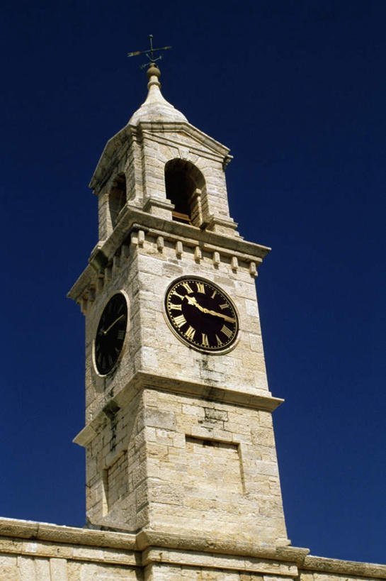 无人,竖图,室外,白天,仰视,旅游,度假,标志建筑,地标,建筑,英国,欧洲,阴影,时间,光线,时钟,影子,墙,计时,娱乐,建设,墙壁,墙面,蓝色,蓝天,天空,阳光,钟表,天,享受,休闲,表,旅游胜地,大西洋,放松,晴朗,西欧,大不列颠,大不列颠及北爱尔兰联合王国,万里无云,百慕大,百慕大群岛,塔钟,大不列颠联合王国,日不落英帝国,海外领地,英国海外领地,百慕达,钟,晴空,晴空万里,彩图,低角度拍摄