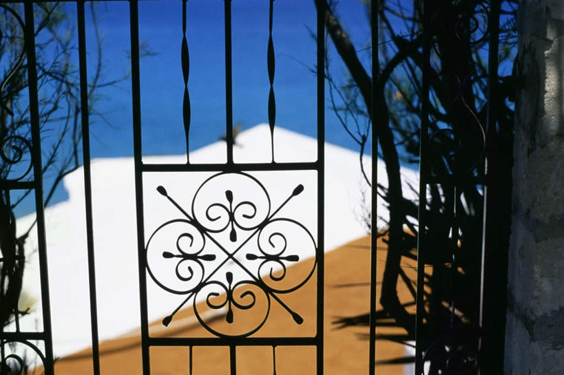 无人,横图,室外,白天,正面,度假,安全,美景,门,城市风光,城市,金属制品,英国,欧洲,阴影,光线,金属,影子,景观,防护,娱乐,蓝色,蓝天,天空,阳光,门框,天,享受,休闲,景色,大西洋,放松,晴朗,保护,西欧,保险,大不列颠,大不列颠及北爱尔兰联合王国,万里无云,百慕大,百慕大群岛,保全,周全,安稳,安定,大不列颠联合王国,日不落英帝国,海外领地,英国海外领地,百慕达,平安,晴空,晴空万里,彩图