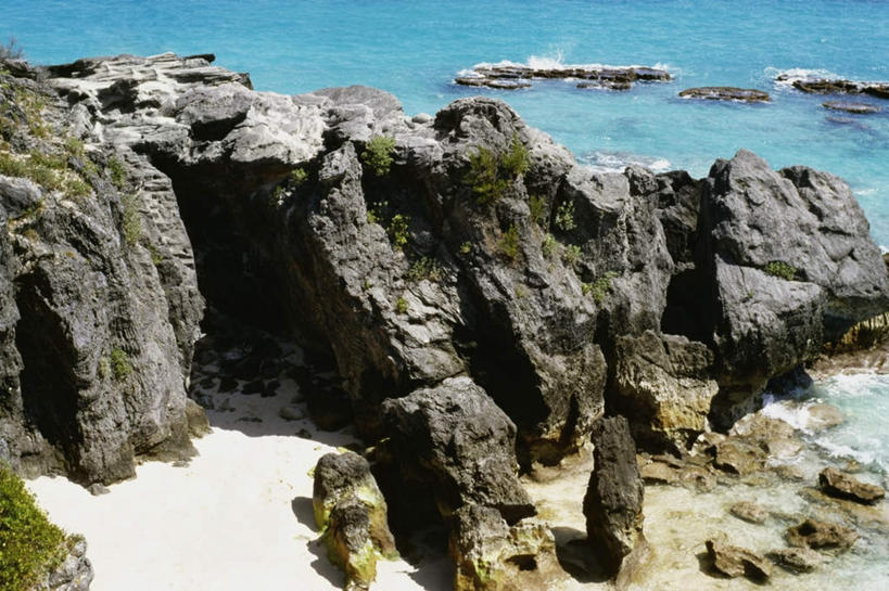 无人,横图,俯视,室外,白天,旅游,度假,草地,海浪,海洋,石头,美景,沙滩,植物,英国,欧洲,阴影,光线,沙子,石子,影子,海岸,景观,浪花,沙地,娱乐,草,绿色,阳光,自然,海水,享受,休闲,景色,大西洋,放松,西欧,自然风光,大不列颠,海景,大不列颠及北爱尔兰联合王国,百慕大,百慕大群岛,大不列颠联合王国,日不落英帝国,海外领地,英国海外领地,百慕达,大海,风浪,海,海水的波动,海滩,近岸浪,石块,岩石,涌浪,彩图,高角度拍摄