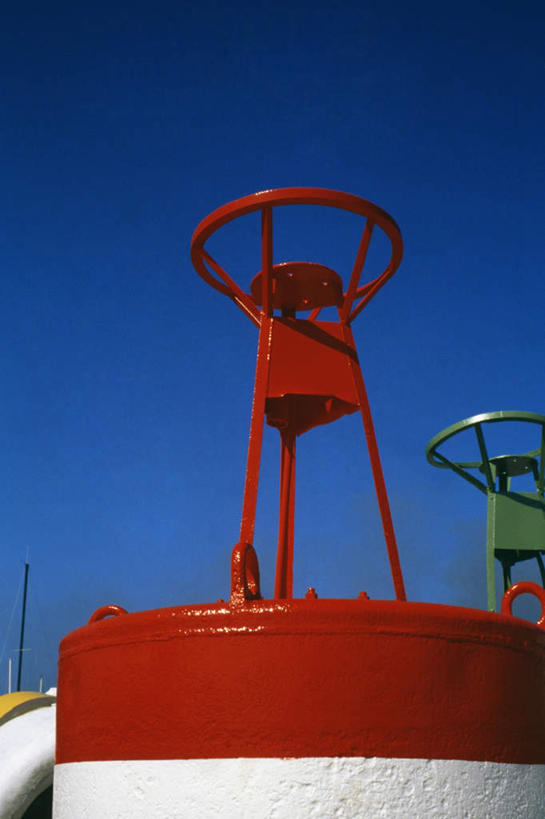 无人,码头,竖图,室外,白天,仰视,旅游,度假,美景,港口,英国,欧洲,阴影,光线,标志,影子,景观,娱乐,标识,蓝色,蓝天,天空,阳光,自然,天,享受,休闲,景色,大西洋,放松,浮标,晴朗,西欧,自然风光,大不列颠,大不列颠及北爱尔兰联合王国,万里无云,百慕大,百慕大群岛,大不列颠联合王国,日不落英帝国,航标,海外领地,英国海外领地,百慕达,晴空,晴空万里,彩图,低角度拍摄,摆渡口,埠头,渡口,渡头,港湾,海港,货运码头,口岸,商港,航行标志,助航标志