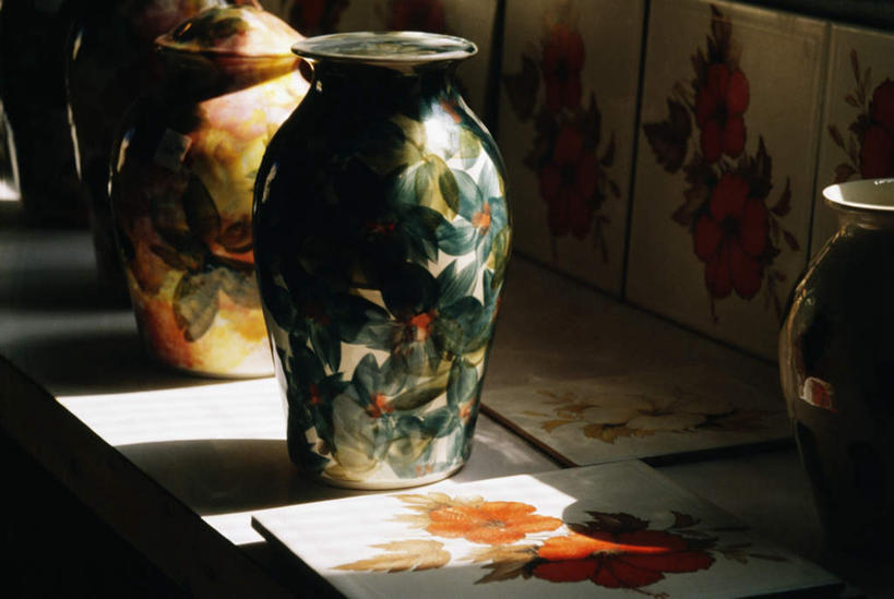 无人,横图,室外,特写,白天,正面,绘画,花瓶,工艺美术品,英国,欧洲,阴影,艺术,光线,彩绘,瓷器,影子,陶瓷,陶瓷制品,艺术品,阳光,瓶子,工艺品,大西洋,工艺,美术,陶艺,西欧,大不列颠,大不列颠及北爱尔兰联合王国,百慕大,百慕大群岛,大不列颠联合王国,日不落英帝国,海外领地,英国海外领地,彩釉,百慕达,画画,彩图