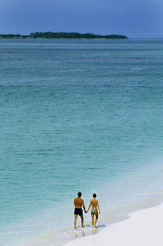 西方人,两个人,走,握手,竖图,俯视,室外,白天,泳装,比基尼,爱情,旅游,度假,海浪,海洋,美景,沙滩,欧洲,巴哈马,欧洲人,阴影,光线,沙子,影子,海岸,景观,浪花,沙地,首都,浪漫,娱乐,蓝色,蓝天,天空,阳光,自然,海水,天,享受,休闲,温暖,温馨,景色,恩爱,放松,恋人,晴朗,和睦,北美,北美洲,自然风光,美洲,海景,万里无云,天堂岛,北亚美利加洲,亚美利加洲,巴哈马联邦,男人,男性,年轻男性,年轻女性,女人,女性,白种人,情侣,大海,风浪,海,海水的波动,海滩,近岸浪,涌浪,晴空,晴空万里,步行,搀手,拉手,散步,手搀手,手拉手,手牵手,手握手,走路,彩图,高角度拍摄,全身,三点式,泳衣,伴侣,融洽,拿骚