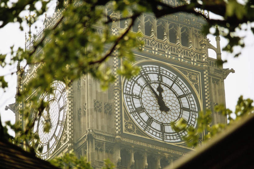 无人,横图,室外,白天,仰视,旅游,度假,名胜古迹,植物,标志建筑,地标,建筑,叶子,英国,欧洲,伦敦,朦胧,模糊,遗迹,时间,时钟,钟楼,绿叶,枝条,首都,计时,古迹,文物,娱乐,建设,古建筑,大本钟,大笨钟,树,树木,树枝,绿色,自然,钟表,享受,休闲,嫩叶,表,旅游胜地,放松,生长,成长,西欧,大不列颠,古文明,大不列颠及北爱尔兰联合王国,塔钟,大不列颠联合王国,日不落英帝国,雾都,虬枝,枝杈,威斯敏斯特宫报时钟,伊丽莎白塔,叶,叶片,钟,彩图,低角度拍摄