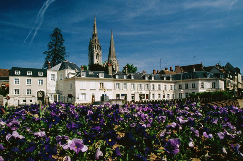 无人,家,教堂,横图,室外,白天,仰视,旅游,度假,草地,草坪,花海,花圃,植物,标志建筑,地标,建筑,叶子,法国,欧洲,阴影,节日,盛开,光线,影子,房屋,屋子,云,云朵,公寓,花蕾,云彩,文化,娱乐,建设,洋房,楼房,住宅,草,花,花瓣,花朵,花卉,鲜花,树,树木,蓝色,绿色,白云,蓝天,天空,阳光,自然,花丛,花束,花田,天,花苞,花蕊,祈祷,享受,休闲,健康,旅游胜地,放松,许愿,宗教,信仰,生长,晴朗,成长,纪念,祈求,基督教,天主教,信念,法兰西共和国,法兰西第五共和国,厄尔.卢瓦尔省,沙特尔,沙特尔大教堂,沙特尔圣母大教堂,夏特尔大教堂,平安,晴空,彩图,低角度拍摄,房子,大教堂,礼拜堂