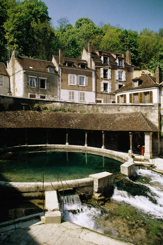 西方人,两个人,家,站,竖图,室外,白天,正面,旅游,度假,名胜古迹,植物,标志建筑,地标,建筑,英国,欧洲,欧洲人,阴影,服装,遗迹,光线,影子,房屋,屋子,公寓,古迹,文物,娱乐,建设,古建筑,洋房,楼房,英格兰,住宅,树,树木,衣服,蓝色,绿色,蓝天,天空,阳光,自然,天,站着,享受,休闲,旅游胜地,放松,服饰,生长,晴朗,成长,衣着,西欧,穿着,大不列颠,古文明,巴斯,大不列颠及北爱尔兰联合王国,万里无云,大不列颠联合王国,日不落英帝国,衣饰,英吉利,萨默塞特郡,罗马浴池,萨默塞特,男人,男性,中年男性,白种人,晴空,晴空万里,站立,彩图,全身,房子