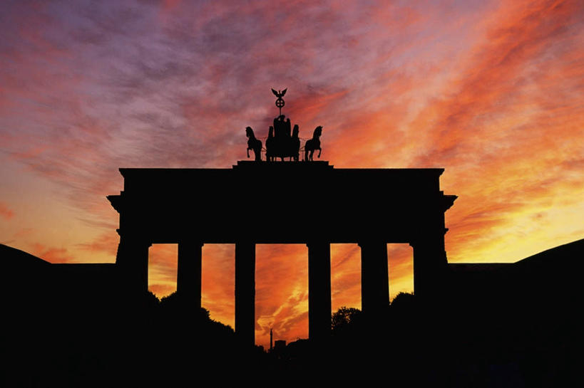 无人,横图,室外,白天,仰视,旅游,度假,日落,植物,标志建筑,地标,建筑,雕塑,德国,欧洲,阴影,艺术,装饰,光线,雕刻,雕像,影子,晚霞,霞光,落日,灯光,马车,首都,背光,娱乐,建设,柏林,勃兰登堡门,车,树,树木,绿色,自然,黄昏,工艺品,交通工具,享受,休闲,旅游胜地,彩霞,放松,生长,成长,纪念,美术,西欧,载具,主题,逆光,陈列,德意志联邦共和国,功能,美学,柏林州,夕照,夕阳,彩图,低角度拍摄,斜阳