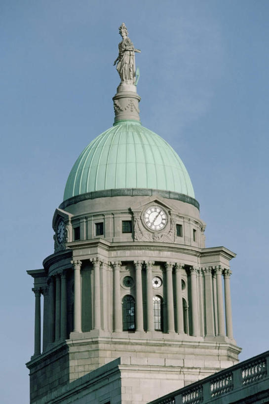 无人,竖图,室外,白天,仰视,旅游,度假,标志建筑,地标,建筑,雕塑,爱尔兰,欧洲,阴影,艺术,装饰,时间,光线,雕刻,雕像,时钟,影子,首都,计时,娱乐,建设,蓝色,蓝天,天空,阳光,工艺品,钟表,天,享受,休闲,表,旅游胜地,放松,晴朗,纪念,美术,西欧,主题,陈列,万里无云,爱尔兰共和国,功能,美学,塔钟,都柏林,钟,晴空,晴空万里,彩图,低角度拍摄