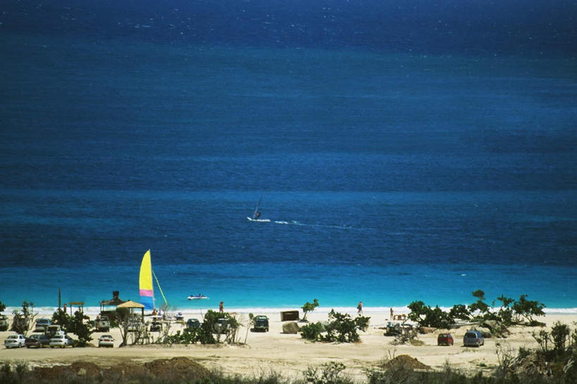 帆船,西方人,站,横图,俯视,室外,白天,旅游,度假,海浪,海洋,美景,植物,船,棕榈树,叶子,椅子,欧洲,荷兰,欧洲人,阴影,波纹,飞溅,服装,溅,光线,液体,影子,躺椅,景观,浪花,水滴,绿叶,许多人,娱乐,水珠,树,树木,衣服,绿色,水纹,阳光,自然,海水,船尾波,交通工具,波浪,站着,一群人,享受,休闲,嫩叶,景色,放松,服饰,生长,成长,沙滩椅,衣着,西欧,穿着,喷洒,自然风光,载具,海景,棕榈叶,圣马丁岛,荷兰王国,尼德兰王国,衣饰,荷属圣马丁,男人,男性,年轻男性,年轻女性,女人,女性,白种人,叶,叶片,大海,风浪,海,海水的波动,近岸浪,涌浪,站立,彩图,高角度拍摄,全身