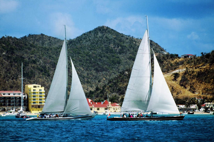 帆船,西方人,家,横图,室外,白天,正面,旅游,度假,海浪,海洋,美景,山,山脉,树林,植物,船,欧洲,荷兰,欧洲人,许多,阴影,服装,光线,影子,房屋,屋子,景观,浪花,山峰,云,云朵,公寓,山峦,很多,许多人,云彩,娱乐,洋房,楼房,住宅,树,树木,衣服,蓝色,绿色,白云,蓝天,天空,阳光,自然,海水,交通工具,群山,天,一群人,享受,休闲,景色,放松,服饰,生长,晴朗,成长,衣着,西欧,穿着,自然风光,载具,海景,圣马丁岛,荷兰王国,尼德兰王国,衣饰,荷属圣马丁,男人,男性,女人,女性,中年男性,中年女性,白种人,大海,风浪,海,海水的波动,近岸浪,涌浪,晴空,彩图,全身,房子