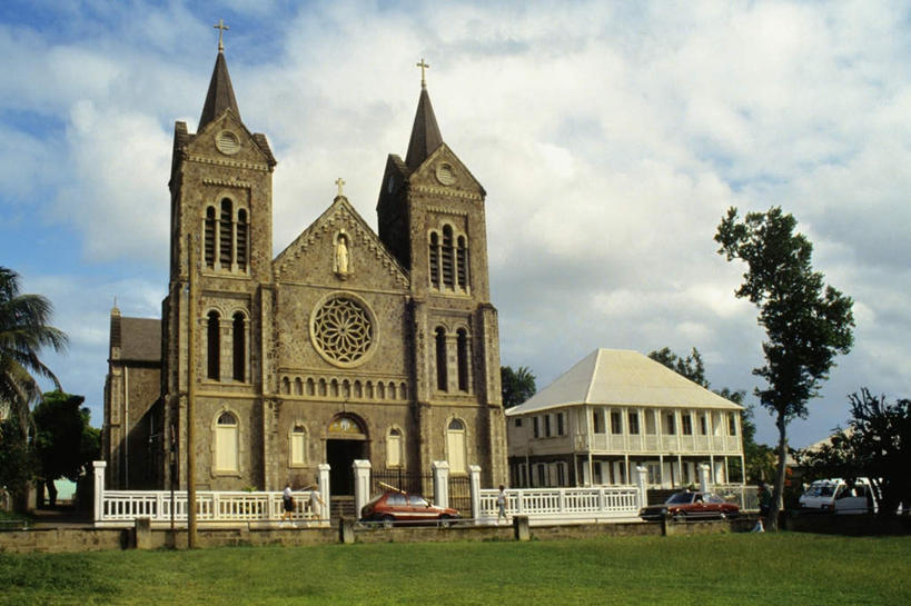 西方人,两个人,教堂,站,横图,室外,白天,仰视,旅游,度假,草地,草坪,植物,标志建筑,地标,建筑,欧洲,欧洲人,阴影,服装,节日,光线,影子,云,云朵,云彩,文化,娱乐,建设,草,树,树木,衣服,蓝色,绿色,白云,蓝天,天空,阳光,自然,天,祈祷,站着,享受,休闲,健康,旅游胜地,南美,放松,许愿,宗教,服饰,信仰,生长,晴朗,成长,纪念,祈求,南美洲,西印度群岛,基督教,衣着,拉丁美洲,穿着,天主教,美洲,信念,亚美利加洲,南亚美利加洲,衣饰,背风群岛,平安,男人,男性,女人,女性,中年男性,中年女性,白种人,晴空,站立,彩图,低角度拍摄,全身,大教堂,礼拜堂