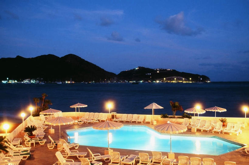 无人,体育馆,游泳池,横图,俯视,室外,白天,旅游,度假,岛屿,海浪,海洋,美景,树林,水,植物,路灯,照明,法国,欧洲,阴影,光线,伞,影子,雨伞,遮阳伞,岛,景观,浪花,水池,水面,云,云朵,灯光,云彩,娱乐,阳伞,泳池,灯,树,树木,蓝色,绿色,白云,蓝天,天空,自然,海水,黄昏,天,享受,休闲,景色,放松,生长,晴朗,成长,照亮,游泳馆,太阳伞,照明设备,自然风光,海景,法属圣马丁,法兰西共和国,圣马丁岛,法兰西第五共和国,薄暮,大海,风浪,海,海水的波动,近岸浪,列岛,群岛,涌浪,诸岛,晴空,彩图,高角度拍摄,傍晚