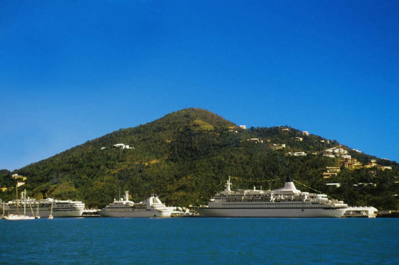 无人,横图,室外,白天,正面,旅游,度假,海浪,海洋,美景,山,山脉,树林,植物,船,加勒比海,一排,阴影,整齐,光线,影子,景观,浪花,山峰,山峦,娱乐,游轮,游船,树,树木,排列,蓝色,绿色,蓝天,天空,阳光,自然,海水,交通工具,群山,天,享受,休闲,景色,南美,放松,生长,晴朗,成长,南美洲,拉丁美洲,队列,自然风光,载具,美洲,三艘,海景,万里无云,首府,维京群岛,亚美利加洲,南亚美利加洲,旅游船,处女群岛,美属处女群岛,美属维尔京群岛,维尔京群岛,夏洛特.阿马里,夏洛特阿玛利亚,夏洛特阿马利亚,美属维京群岛,大海,风浪,海,海水的波动,近岸浪,涌浪,晴空,晴空万里,彩图