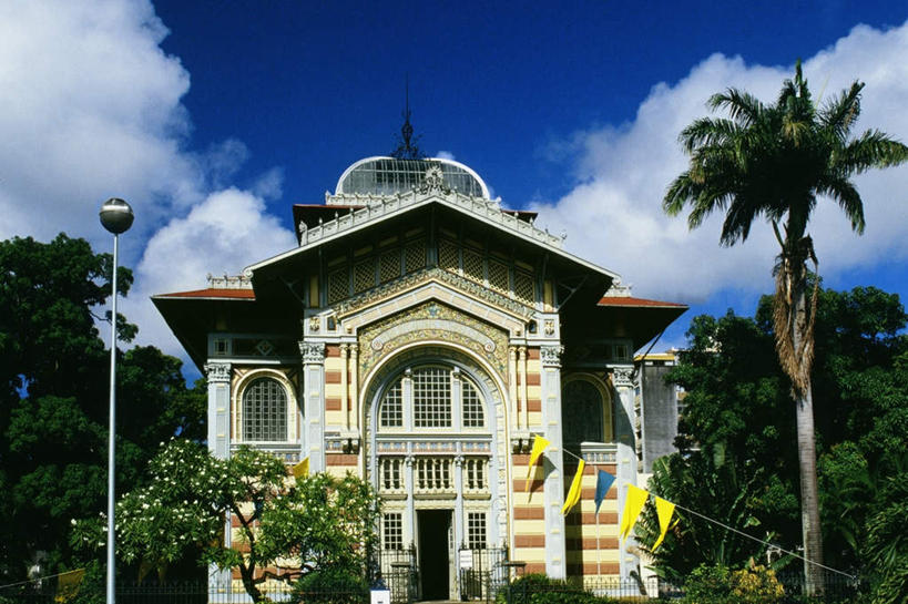 无人,图书馆,横图,室外,白天,正面,度假,美景,植物,城市风光,城市,棕榈树,旗帜,叶子,法国,欧洲,阴影,光线,影子,景观,云,云朵,绿叶,云彩,娱乐,旗子,树,树木,黄色,蓝色,绿色,白云,蓝天,天空,阳光,自然,天,享受,休闲,嫩叶,景色,放松,生长,晴朗,成长,棕榈叶,浏览室,法兰西共和国,首府,法兰西第五共和国,旌旗,旗号,法兰西堡,马提尼克,马提尼克岛,叶,叶片,晴空,彩图,书库,图书库,阅览室