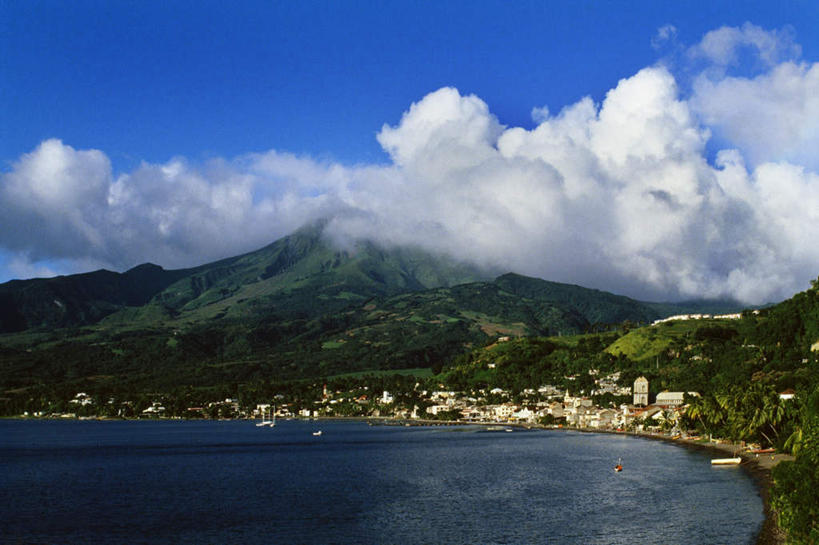 无人,家,横图,俯视,室外,白天,旅游,度假,海浪,海洋,美景,森林,山,山脉,树林,植物,法国,欧洲,阴影,光线,影子,房屋,屋子,景观,浪花,山峰,云,云朵,公寓,山峦,云彩,娱乐,洋房,楼房,住宅,树,树木,蓝色,绿色,白云,蓝天,天空,阳光,自然,海水,群山,天,享受,休闲,景色,放松,生长,晴朗,成长,自然风光,海景,法兰西共和国,法兰西第五共和国,马提尼克,马提尼克岛,大海,风浪,海,海水的波动,近岸浪,涌浪,晴空,彩图,高角度拍摄,房子