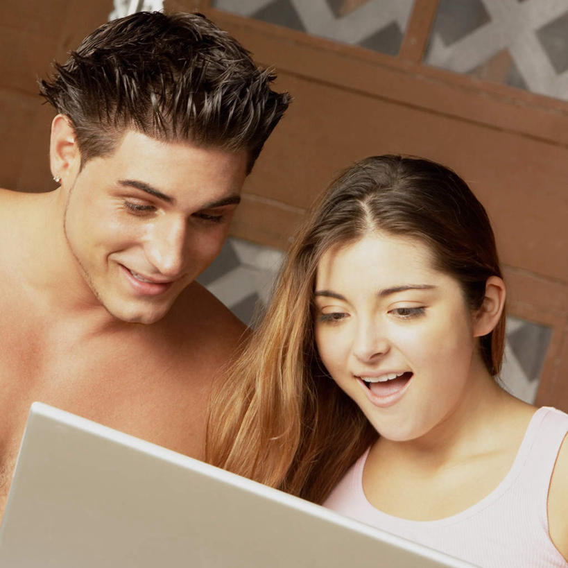 西方人,两个人,家,木屋,坐,笑,微笑,露齿笑,方图,室外,白天,正面,爱情,门,欧洲,欧洲人,服装,朦胧,模糊,神话,背心,浪漫,注视,文化,住宅,衣服,门框,观察,看,温暖,温馨,恩爱,恋人,服饰,观看,和睦,察看,衣着,穿着,关注,传说,希腊神话,贞洁,衣饰,狄安娜,狩猎女神,女性美,阿耳忒弥斯,贞洁处女,阿波罗萨,月亮女神,男人,男性,年轻男性,年轻女性,女人,女性,白种人,情侣,坐着,半身,彩图,茅舍,茅屋,棚屋,小木屋,小屋,伴侣,融洽