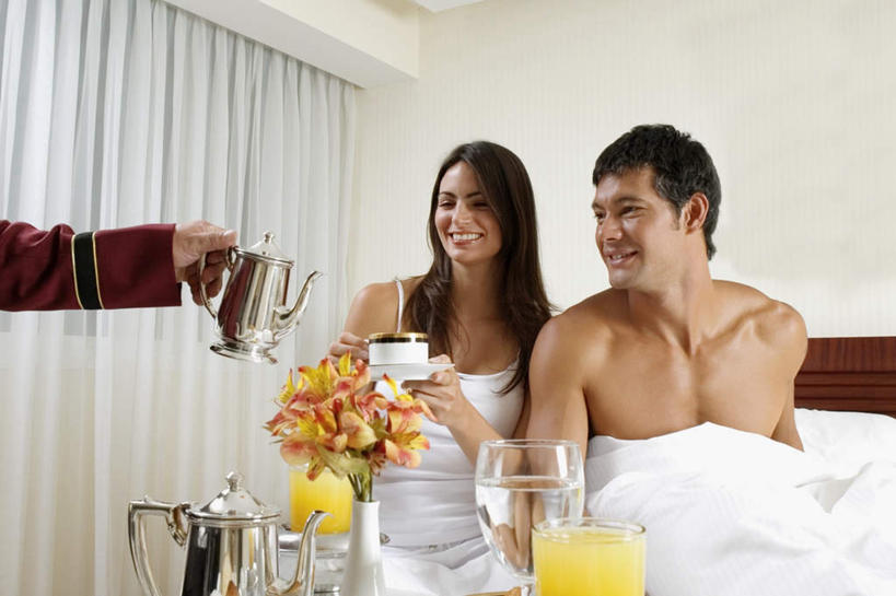 果汁,西方人,三个人,家庭,夫妻,服务员,宾馆,站,坐,笑,微笑,露齿笑,横图,室内,白天,正面,西装,爱情,窗帘,床,靠垫,柑橘,杯子,吊带,欧洲,欧洲人,握,套装,服装,正装,装饰,盛开,壶,推车,墙,双人床,橙汁,床单,靠枕,饮品,浪漫,拿,花蕾,拿着,注视,吊带衫,职业装,被子,墙壁,墙面,水壶,花,花瓣,花朵,鲜花,饮料,衣服,白色,帘子,茶壶,容器,手推车,水杯,垫子,枕头,花苞,花蕊,观察,看,站着,温暖,温馨,一家人,遮阳,恩爱,握着,恋人,服饰,观看,华丽,修饰,点缀,和睦,察看,被单,衣着,穿着,关注,可口,载具,衬托,美观,雅致,雅观,衣饰,餐车,适口,男人,男性,年轻男性,年轻女性,女人,女性,白种人,年轻人,夫妇,情侣,服务生,侍者,茶杯,橘子,桔子,橙子,橙,站立,坐着,半身,彩图,客店,客栈,旅店,旅馆,旅舍,汽车旅馆,茶水车,点心车,服务车,酒水车,送餐车,伴侣,融洽