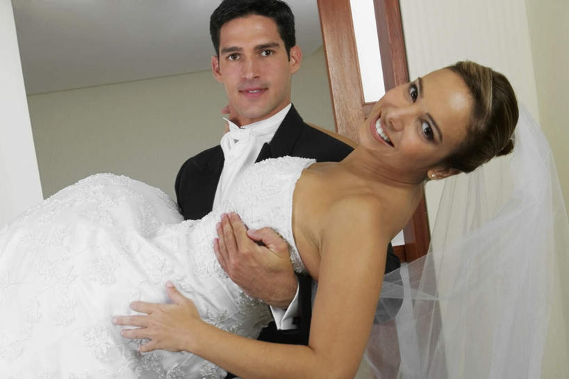 西方人,两个人,家庭,夫妻,新娘,新郎,站,抱,笑,微笑,露齿笑,横图,室内,白天,正面,婚纱,衬衫,西装,爱情,婚礼,快乐,门,欧洲,欧洲人,套装,头纱,正装,朦胧,模糊,庆祝,领带,结婚,浪漫,扭头,注视,职业装,门框,观察,看,站着,转头,温暖,温馨,喜庆,一家人,恩爱,恋人,抱着,观看,纪念,和睦,察看,搂着,关注,新娘抱,公主抱,男人,男性,年轻男性,年轻女性,女人,女性,白种人,年轻人,夫妇,情侣,搂,搂抱,站立,半身,彩图,衬衣,婚礼服,礼服,高兴,婚礼头纱,伴侣,融洽