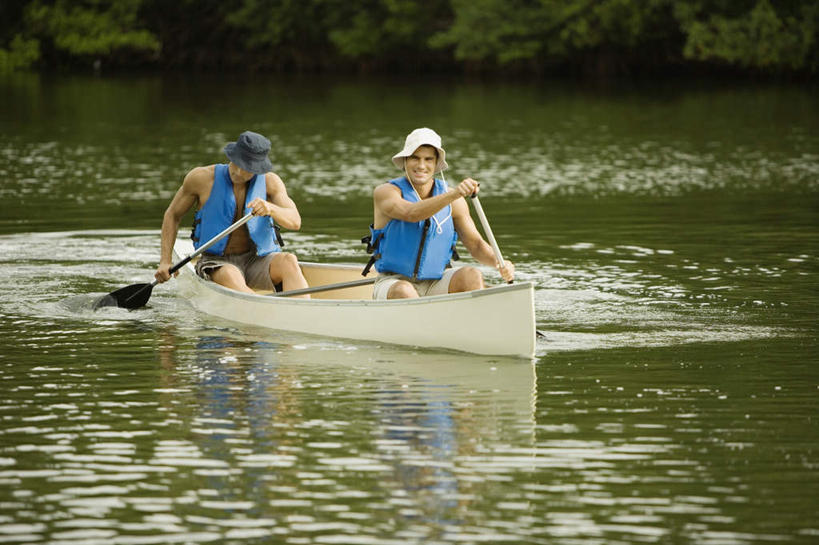 划船,皮划艇,西方人,两个人,伙伴,朋友,坐,笑,微笑,露齿笑,横图,室外,白天,正面,友谊,湖,湖泊,树林,水,植物,船,帽子,欧洲,欧洲人,一艘,握,船桨,救生衣,湖面,水流,水面,拿,拿着,注视,树,树木,绿色,自然,遮阳帽,交通工具,湖水,观察,看,握着,生长,成长,观看,渔夫帽,察看,关注,载具,浮水衣,荡舟,友情,男人,男性,中年男性,白种人,坐着,彩图,全身