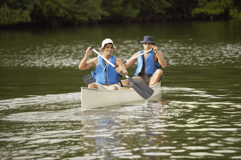 划船,皮划艇,西方人,两个人,伙伴,朋友,坐,笑,微笑,露齿笑,横图,室外,白天,正面,友谊,湖,湖泊,树林,水,植物,船,帽子,欧洲,欧洲人,一艘,握,船桨,救生衣,湖面,水流,水面,拿,拿着,注视,树,树木,绿色,自然,遮阳帽,交通工具,湖水,观察,看,握着,生长,成长,观看,渔夫帽,察看,关注,载具,浮水衣,荡舟,友情,男人,男性,中年男性,白种人,坐着,彩图,全身