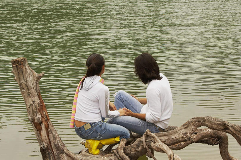 东方人,西方人,两个人,码头,坐,蹲,横图,室外,白天,爱情,河流,水,港口,鞋子,欧洲,欧洲人,亚洲,服装,裤子,装饰,雨鞋,雨靴,河水,水流,浪漫,牛仔裤,休闲装,黄种人,靴子,背面,衣服,围巾,休闲,温暖,温馨,休闲服,恩爱,恋人,服饰,围脖,保暖,华丽,点缀,和睦,御寒,胶鞋,衬托,美观,雅致,雅观,男人,男性,年轻男性,年轻女性,女人,女性,白种人,亚洲人,情侣,蹲着,坐着,彩图,全身,摆渡口,埠头,渡口,渡头,港湾,海港,货运码头,口岸,商港,伴侣,融洽