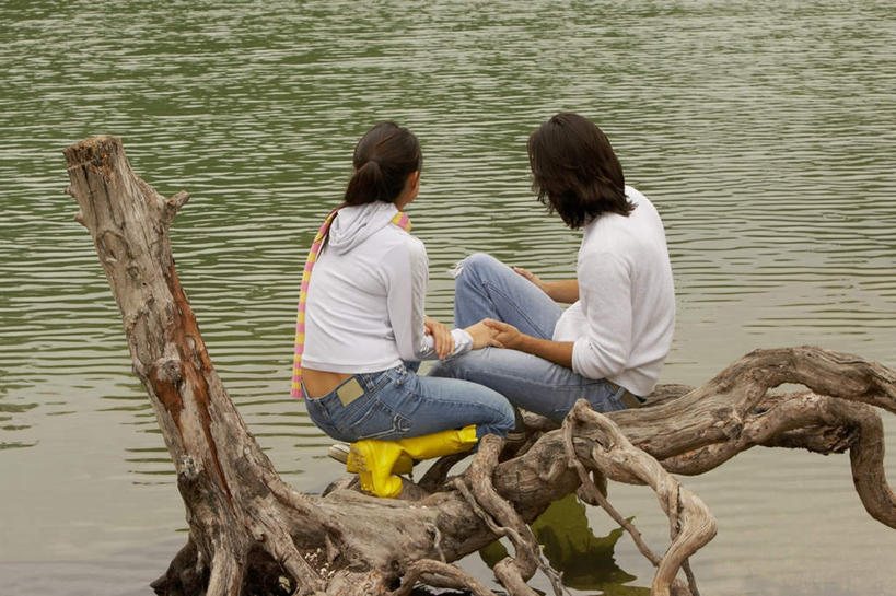 东方人,西方人,两个人,码头,坐,蹲,横图,室外,白天,爱情,河流,水,港口,鞋子,欧洲,欧洲人,亚洲,服装,裤子,装饰,雨鞋,雨靴,河水,水流,浪漫,牛仔裤,休闲装,黄种人,靴子,背面,衣服,围巾,休闲,温暖,温馨,休闲服,恩爱,恋人,服饰,围脖,保暖,华丽,点缀,和睦,御寒,胶鞋,衬托,美观,雅致,雅观,男人,男性,年轻男性,年轻女性,女人,女性,白种人,亚洲人,情侣,蹲着,坐着,彩图,全身,摆渡口,埠头,渡口,渡头,港湾,海港,货运码头,口岸,商港,伴侣,融洽