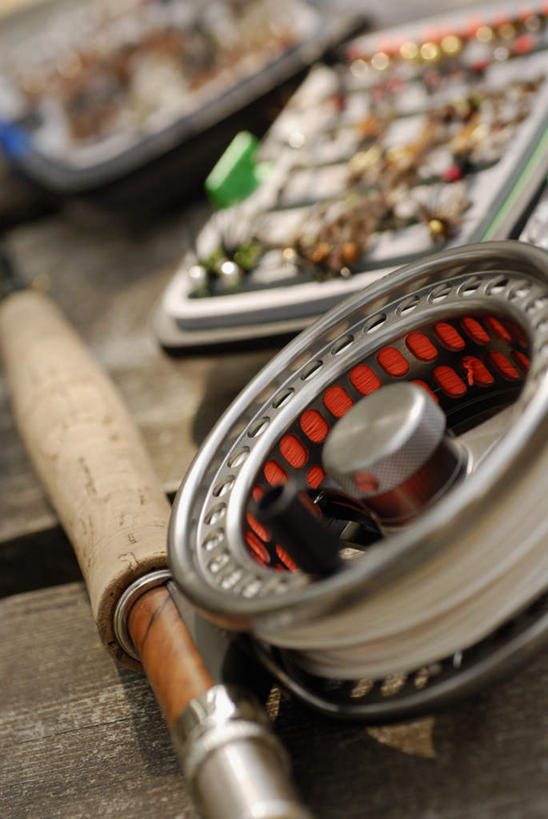 无人,竖图,俯视,室外,特写,白天,桌面,桌子,静物,餐具,钓鱼竿,阴影,朦胧,模糊,反射,木制,碟子,盘,影子,盘子,木制品,碟,渔具,鱼饵,鱼线轮,卷线器,钓竿,鱼竿,彩图,高角度拍摄,钓鱼