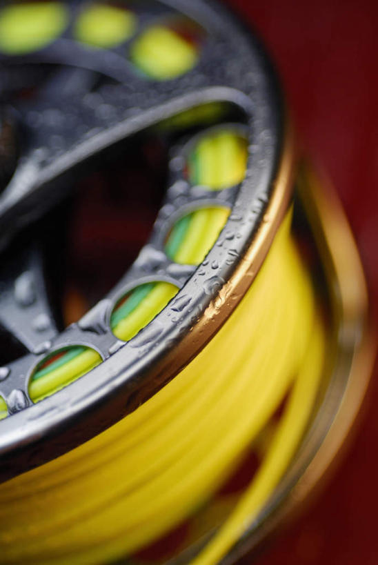 无人,竖图,俯视,室外,特写,白天,静物,阴影,朦胧,模糊,反射,影子,一个,单个,渔具,鱼线轮,卷线器,彩图,高角度拍摄