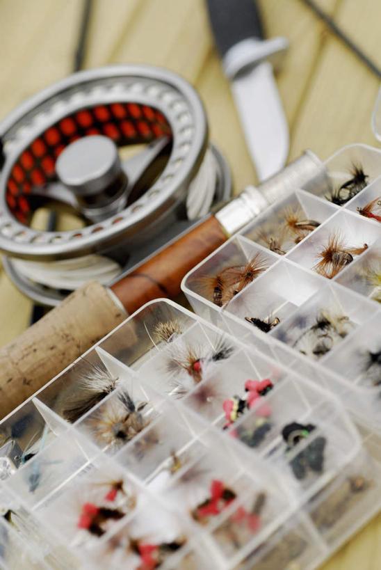 无人,竖图,俯视,室外,特写,白天,桌面,桌子,钓鱼竿,阴影,朦胧,模糊,反射,木制,影子,塑料,刀具,盒子,木制品,容器,塑料制品,刀,储藏,渔具,储存,鱼饵,鱼线轮,卷线器,钓竿,鱼竿,彩图,高角度拍摄,钓鱼,贮存,匕首