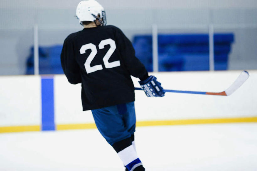 西方人,一个人,运动员,站,横图,室内,白天,运动服,帽子,欧洲,欧洲人,仅一个男性,仅一个人,握,服装,朦胧,模糊,装饰,标志,数字,头盔,文字,字符,冰,球棒,拿,拿着,扭头,标识,运动器械,仅一个年轻男性,背面,衣服,安全帽,手套,浮冰,站着,转头,温暖,健身器械,寒冷,握着,阿拉伯数字,服饰,保暖,华丽,点缀,冰冷,衣着,御寒,穿着,健身器材,溜冰场,衬托,美观,雅致,雅观,严寒,冰凉,酷寒,凛冽,凛凛,极冷,流冰,浮冰块,衣饰,冰球棒,男人,男性,年轻男性,白种人,体育运动员,运动选手,站立,半身,彩图,运动器材,运动装