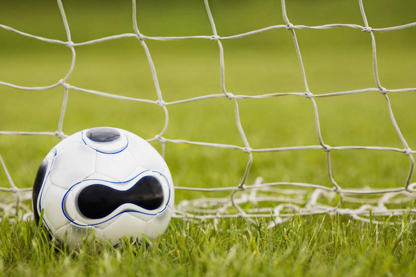 无人,足球场,横图,俯视,室外,特写,白天,足球,草地,草坪,植物,阴影,朦胧,模糊,反射,球门,网,影子,足球装备,运动器械,草,一个,绿色,健身器械,单个,健身器材,绿茵场,蹴鞠,足球运动,彩图,高角度拍摄,足球比赛场地,运动器材