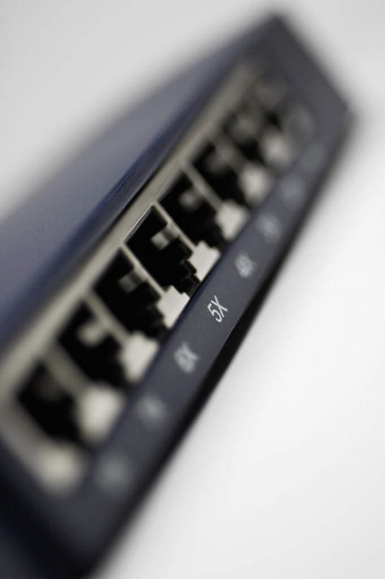 无人,竖图,俯视,室内,特写,白天,白色背景,科技,静物,一排,阴影,朦胧,模糊,整齐,反射,网络,信息,影子,通讯设备,排列,一个,通信,创意,摄影,影棚,单个,队列,通信设备,路由器,彩图,高角度拍摄,影棚拍摄,拍摄,网关设备