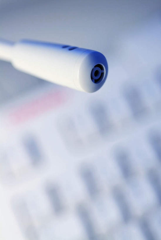 无人,竖图,俯视,室内,特写,白天,键盘,静物,阴影,朦胧,模糊,反射,影子,输入设备,通讯设备,一个,话筒,单个,麦克风,扩音器,通信设备,传声器,微音器,彩图,高角度拍摄