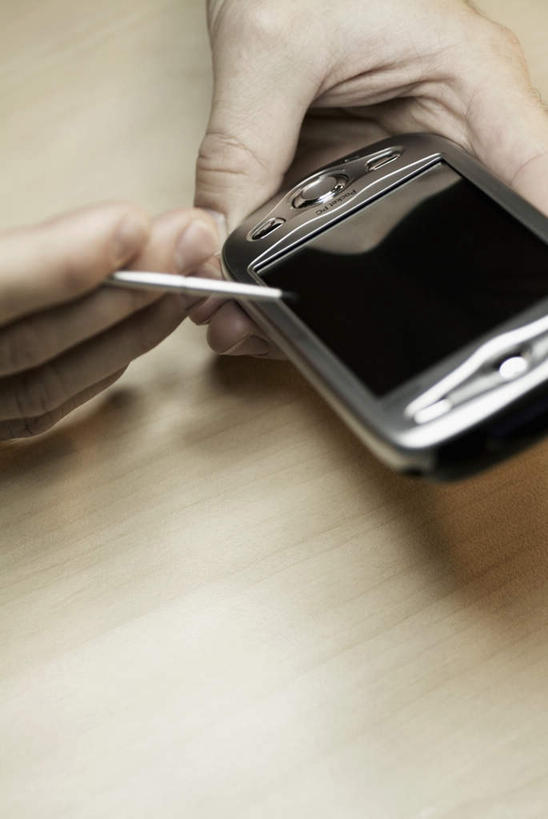 西方人,手,一个人,打电话,竖图,俯视,室内,特写,白天,桌面,桌子,电话,手机,欧洲,欧洲人,双手,仅一个男性,仅一个人,仅一个中年男性,握,阴影,反射,木制,笔,影子,手写笔,通讯设备,木制品,手部,握着,一支,触控笔,一部,触摸笔,触屏笔,电容屏笔,电容屏手写笔,交流,男人,男性,中年男性,白种人,沟通,通话,半身,彩图,高角度拍摄