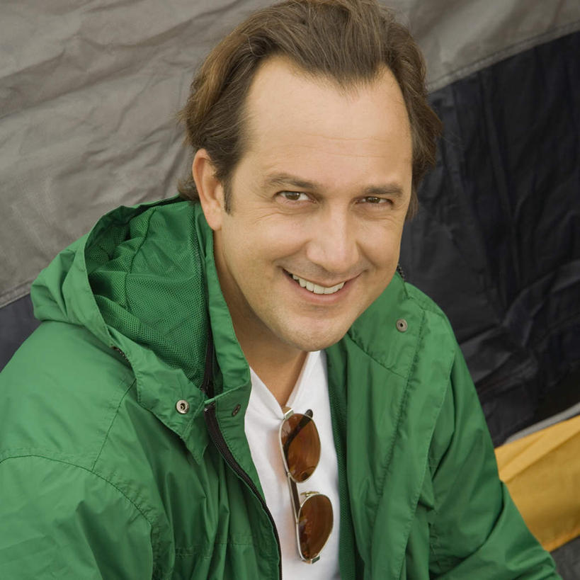 西方人,一个人,坐,笑,微笑,露齿笑,方图,室外,白天,正面,旅游,度假,欧洲,欧洲人,仅一个男性,仅一个人,仅一个中年男性,一副,阴影,服装,光线,墨镜,眼镜,影子,帐篷,注视,休闲装,娱乐,衣服,阳光,太阳镜,太阳眼镜,观察,看,享受,休闲,休闲服,遮阳镜,放松,服饰,观看,察看,关注,露营,睡袋,野营,宿营,男人,男性,中年男性,白种人,坐着,半身,彩图