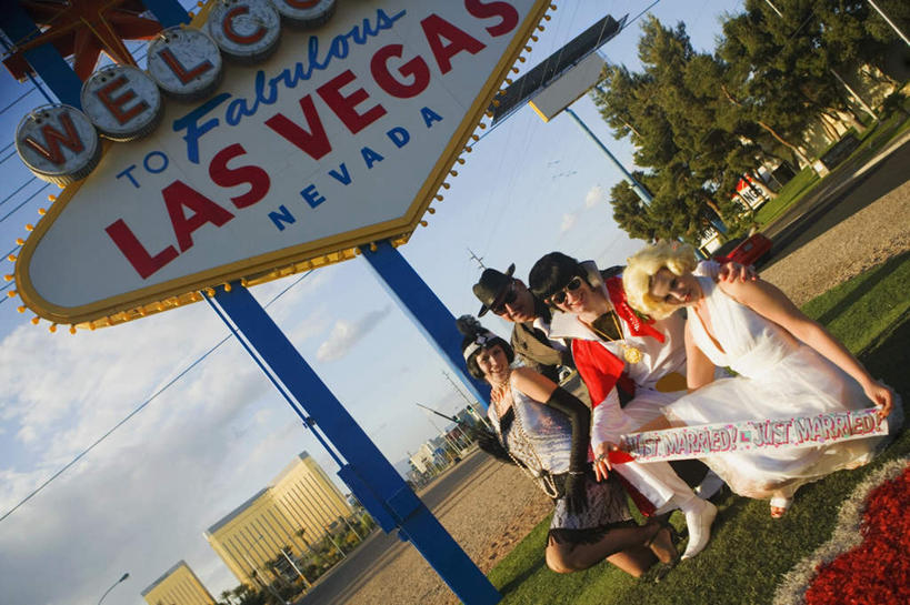 西方人,四个人,伙伴,朋友,演员,电影明星,高楼大厦,站,蹲,笑,微笑,露齿笑,横图,彩色,室外,白天,仰视,裙子,戏服,爱情,游戏,友谊,草地,草坪,植物,大厦,建筑,摩天大楼,霓虹灯,帽子,欧洲,欧洲人,表演,阴影,连衣裙,爱心,光线,英文,标志,文字,影子,字符,字母,云,云朵,灯光,七彩,浪漫,玩,云彩,注视,礼帽,娱乐,光源,标识,霓虹,灯,草,树,树木,蓝色,绿色,白色,白云,蓝天,天空,阳光,自然,天,观察,看,站着,休闲,温暖,温馨,心形,恩爱,明星,生长,晴朗,成长,观看,活动,英文字母,和睦,察看,照明设备,发泄,关注,消遣,智力,角色扮演,猫王,玛丽莲.梦露,氖灯,宣泄,演戏,梦露,诺玛.琼.培克,友情,男人,男性,女人,女性,中年男性,中年女性,白种人,心型,晴空,影视明星,蹲着,玩耍,嬉戏,站立,彩图,低角度拍摄,全身,大楼,高层建筑,高楼,摩天楼,融洽