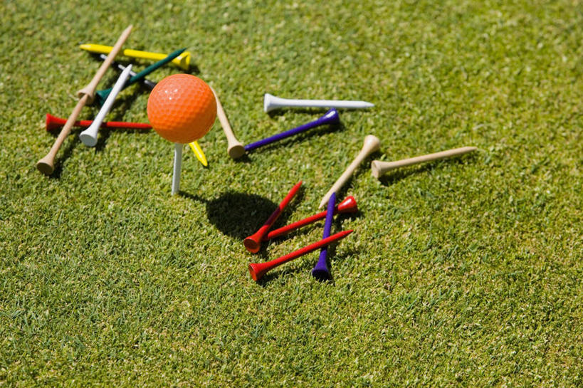 无人,横图,俯视,彩色,室外,白天,草地,草坪,植物,一堆,许多,阴影,堆叠,堆积,光线,木制,高尔夫,高尔夫球,影子,球座,草,一个,绿色,阳光,木制品,橙色,单个,堆,支撑,高尔夫运动,高尔夫球具,支持,彩图,高角度拍摄