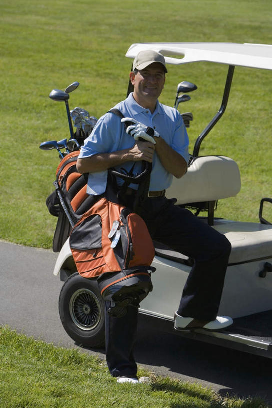 西方人,一个人,笑,微笑,露齿笑,竖图,室外,白天,正面,草地,草坪,植物,帽子,欧洲,欧洲人,仅一个男性,仅一个人,仅一个中年男性,一辆,阴影,服装,光线,影子,球场,拎,注视,休闲装,运动帽,踩,高尔夫球场,草,衣服,绿色,阳光,交通工具,踩着,观察,看,休闲,休闲服,鸭舌帽,服饰,观看,察看,关注,载具,高尔夫车,绿茵场,高尔夫球车,高尔夫观光车,高尔夫用品,一顶,男人,男性,中年男性,白种人,彩图,全身,拎着