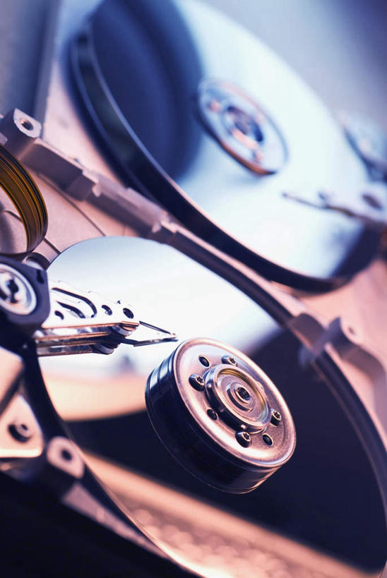 无人,竖图,俯视,室内,特写,白天,数据,科技,静物,阴影,朦胧,模糊,反射,科学,信息,影子,存储介质,庞大,硬盘,复杂,存储,硬盘驱动器,繁杂,彩图,高角度拍摄