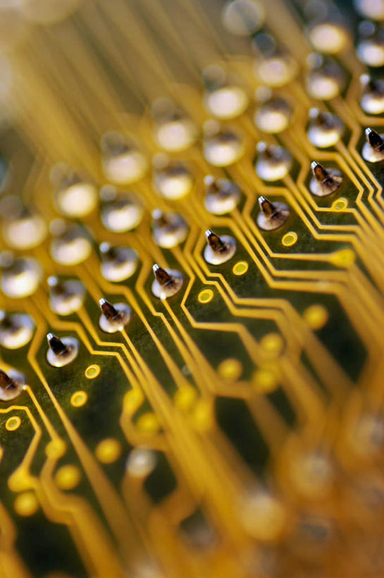 无人,竖图,俯视,室内,特写,白天,静物,金属制品,阴影,朦胧,模糊,反射,金属,电路板,影子,庞大,线路板,复杂,印刷电路板,繁杂,PCB板铝基板,PCB电路板,超薄电路板,超薄线路板,高频板,彩图,高角度拍摄