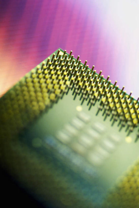 无人,竖图,俯视,室内,特写,白天,科技,静物,金属制品,阴影,朦胧,模糊,反射,科学,金属,电路板,影子,线路板,芯片,印刷电路板,电脑芯片,运算,储存,集成电路,PCB板铝基板,PCB电路板,超薄电路板,超薄线路板,高频板,彩图,高角度拍摄