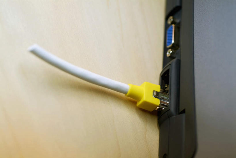 无人,横图,室内,特写,白天,正面,电脑,静物,阴影,电力,反射,网络,电线,线,影子,墙,电能,线路,输入设备,通讯设备,开关,墙壁,墙面,按钮,台式电脑,电,电源,电源线,光驱,主机,机箱,通信设备,能量,光盘驱动器,彩图