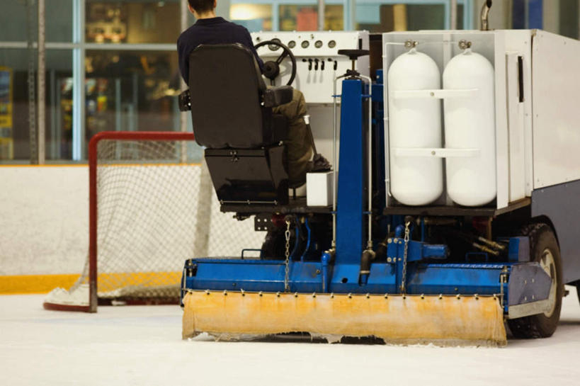 西方人,一个人,栏杆,坐,横图,室内,白天,工作服,制服,机器,仪器,窗户,欧洲,欧洲人,仅一个男性,仅一个人,仅一个中年男性,一辆,阴影,反射,影子,冰,围栏,扭头,注视,设备,护栏,玻璃窗,车,背面,方向盘,交通工具,浮冰,观察,驾驶,看,行驶,转头,寒冷,观看,操纵,控制,察看,冰冷,关注,载具,操控,溜冰场,严寒,把持,冰凉,酷寒,凛冽,凛凛,极冷,流冰,浮冰块,清扫车,工作制服,男人,男性,中年男性,白种人,坐着,半身,彩图,工作套服