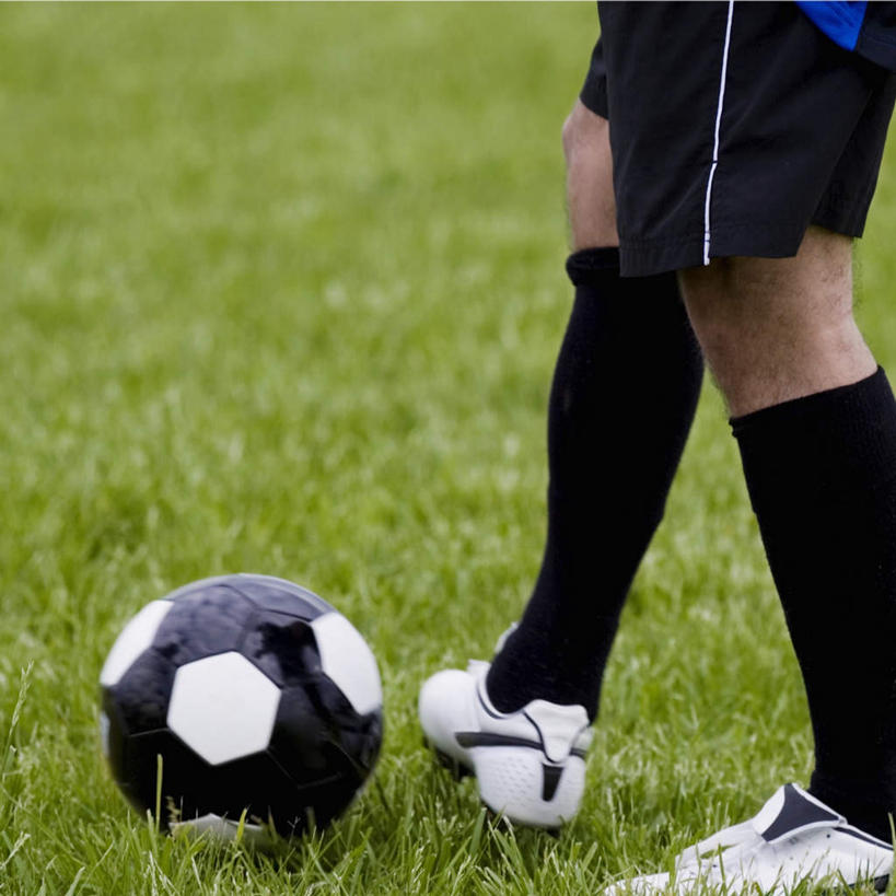 西方人,腿部,腿,一个人,运动员,足球场,方图,室外,特写,白天,侧面,运动鞋,足球,草地,草坪,植物,鞋子,欧洲,欧洲人,仅一个男性,仅一个人,仅一个中年男性,踢,阴影,光线,影子,足球鞋,足球装备,篮球运动员,运动器械,袜子,草,一个,绿色,黑色,阳光,健身器械,单个,长袜,健身器材,绿茵场,长筒袜,鞋钉,蹴鞠,长统袜,足球运动,男人,男性,中年男性,白种人,体育运动员,运动选手,半身,彩图,足球比赛场地,运动器材