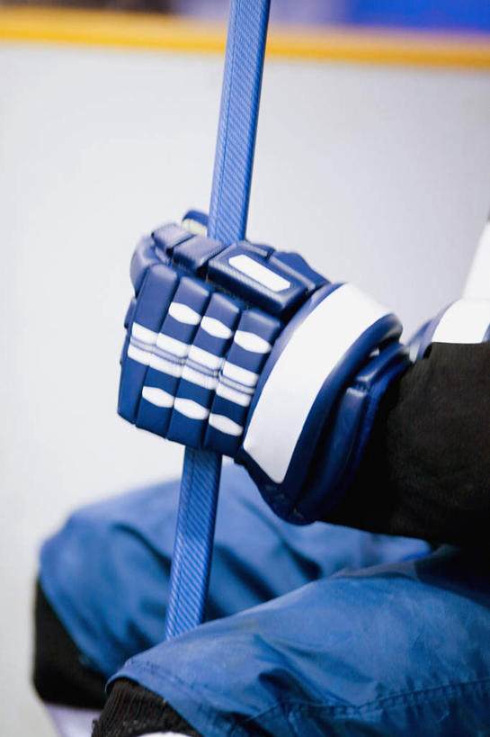 西方人,一个人,运动员,坐,竖图,室内,特写,白天,侧面,运动服,安全,欧洲,欧洲人,仅一个男性,仅一个人,仅一个中年男性,阴影,服装,朦胧,模糊,反射,影子,防护,球棒,运动器械,衣服,蓝色,手套,健身器械,服饰,保护,衣着,穿着,保险,健身器材,保全,周全,安稳,安定,防护手套,衣饰,冰球棒,平安,男人,男性,中年男性,白种人,体育运动员,运动选手,坐着,半身,彩图,运动器材,运动装